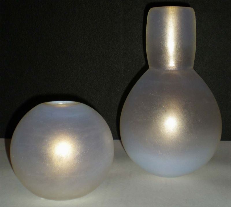 Lotto composto da vaso a bottiglia e un vaso a sfera in vetro satinato  - Auction OnLine Auction 09-2012 - Cambi Casa d'Aste