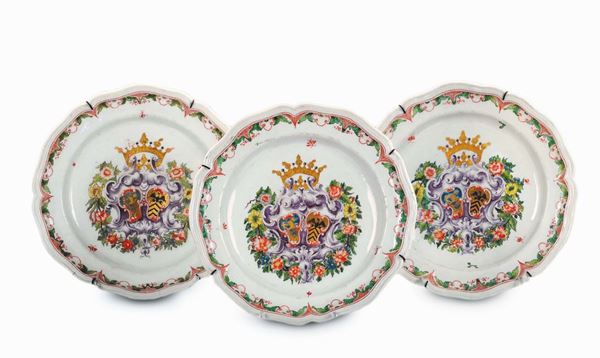 Insieme di tre piatti in porcellana conprofilo mosso, 1750 circa
