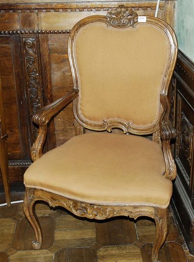 Poltrona Luigi XV in Noce Intagliato, XVIII Secolo
