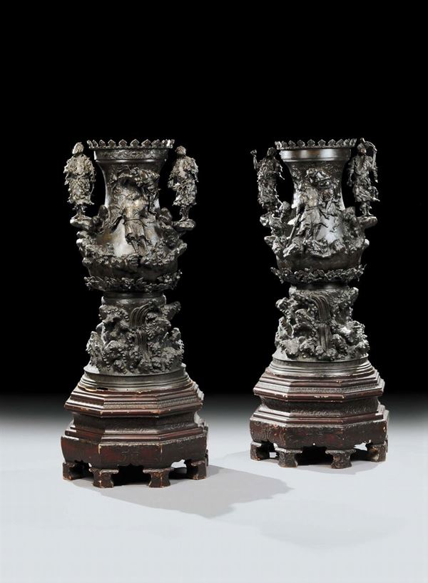 Coppia di grandi braceri per incenso in bronzo fuso a patina scura, Cina XIX secolo