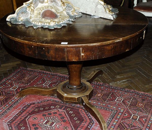 Tavolo rotondo in noce, XIX secolo