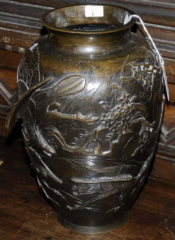 Vaso in bronzo con decorazioni a rilievo, Cina XIX secolo