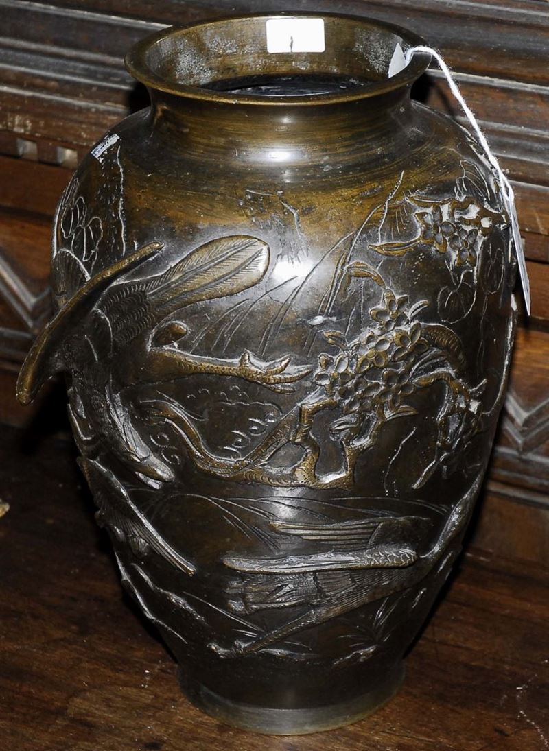 Vaso in bronzo con decorazioni a rilievo, Cina XIX secolo  - Asta Asta OnLine 09-2012 - Cambi Casa d'Aste