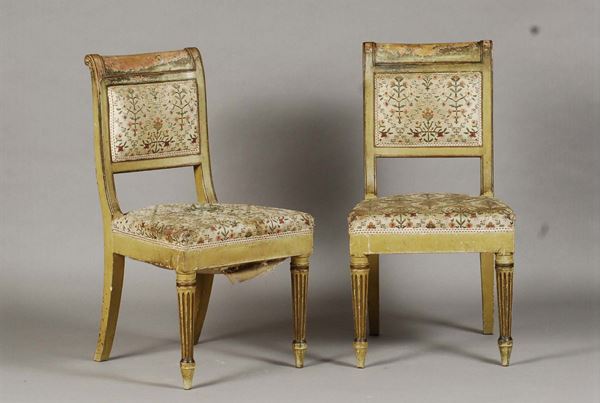 Coppia di sedie laccate, gambe troncoconiche scanalate, XIX secolo