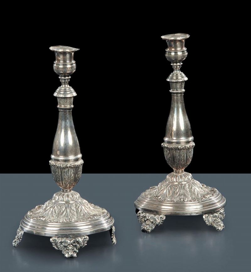 Coppia di candelieri ad una luce in argento sbalzato  - Asta Gioielli, Argenti ed Orologi Antichi e Contemporanei - Cambi Casa d'Aste