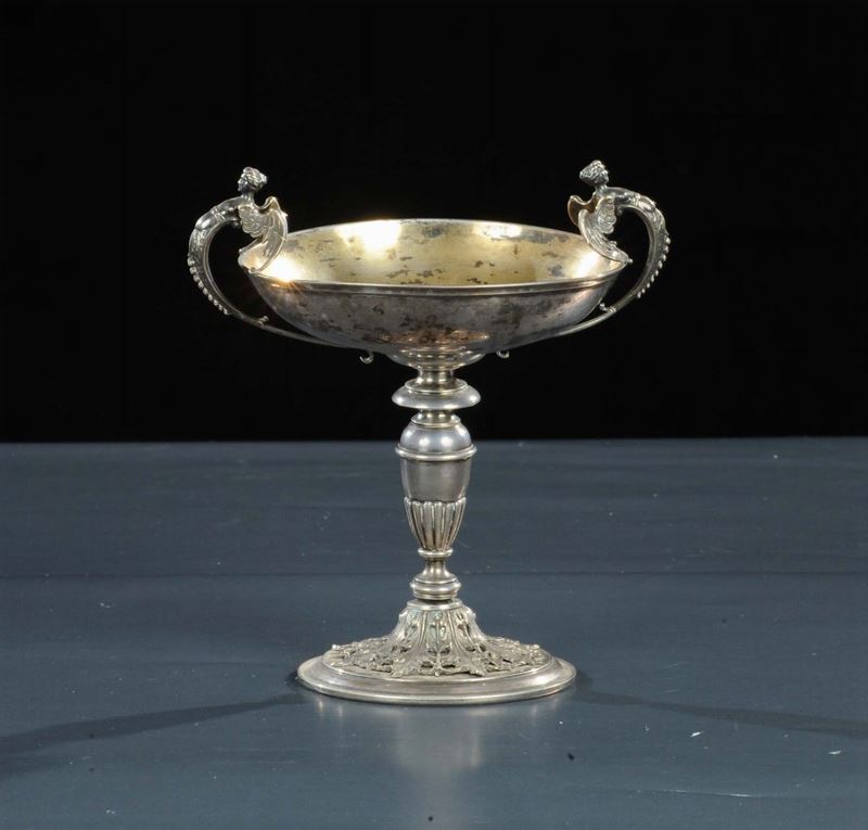 Alzatina in argento con manici a foggia di figure alate, XIX secolo  - Auction Silver, Clocks and Jewels - Cambi Casa d'Aste