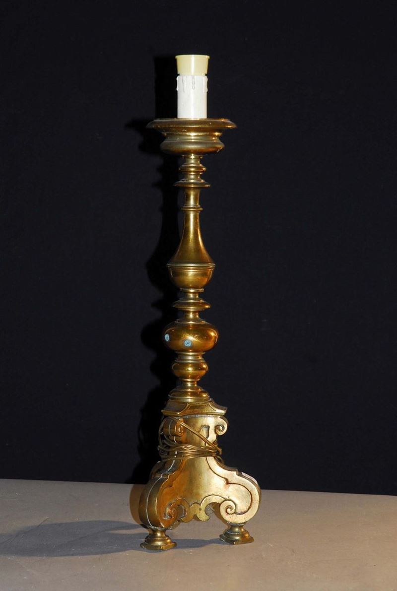 Reggicero in metallo dorato, XX secolo  - Asta Antiquariato e Dipinti Antichi - Cambi Casa d'Aste