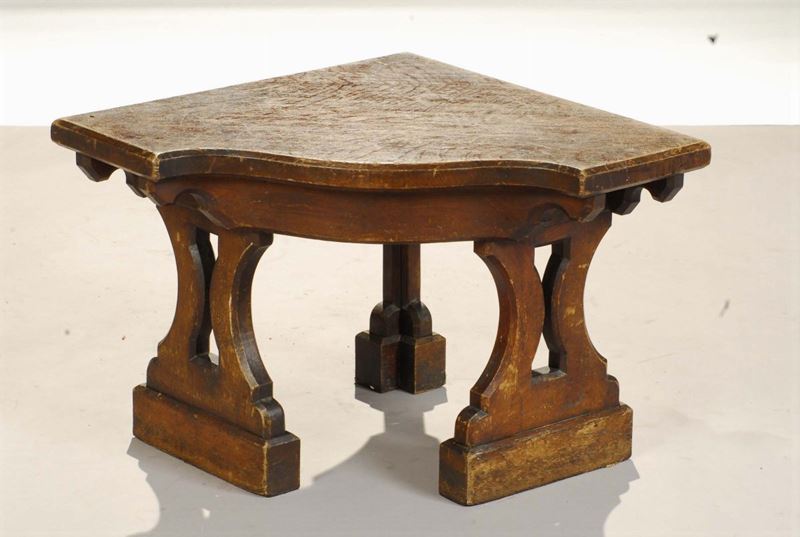 Comodino angolare in noce, fronte sagomato, epoca liberty  - Auction Old Paintings and Furnitures - Cambi Casa d'Aste