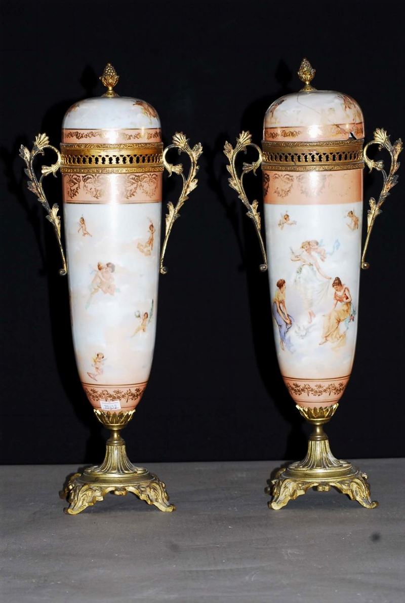 Coppia di vasi con coperchio in porcellana dipinta in policromia con putti su nuvole  - Asta Asta OnLine 09-2012 - Cambi Casa d'Aste