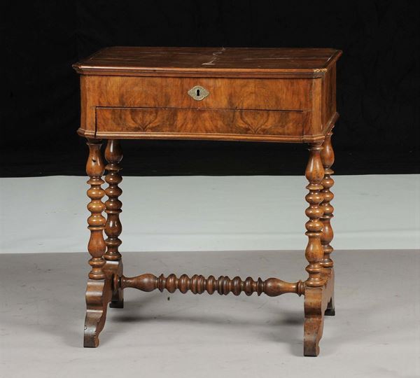 Tavolino da lavoro lastronato in noce, XIX secolo