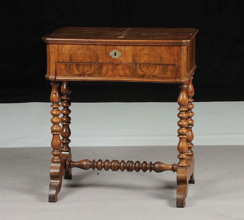 Tavolino da lavoro lastronato in noce, XIX secolo  - Asta Antiquariato e Dipinti Antichi - Cambi Casa d'Aste