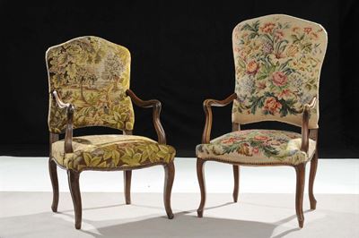 Due Poltrone in Noce Diverse, XIX Secolo