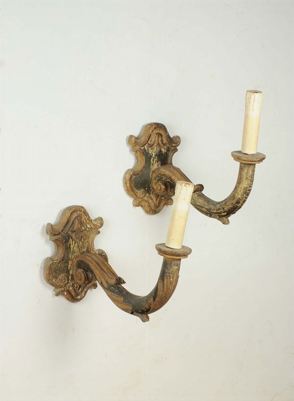 Coppia di bracci da parete in legno intagliato e laccato, XVIII secolo