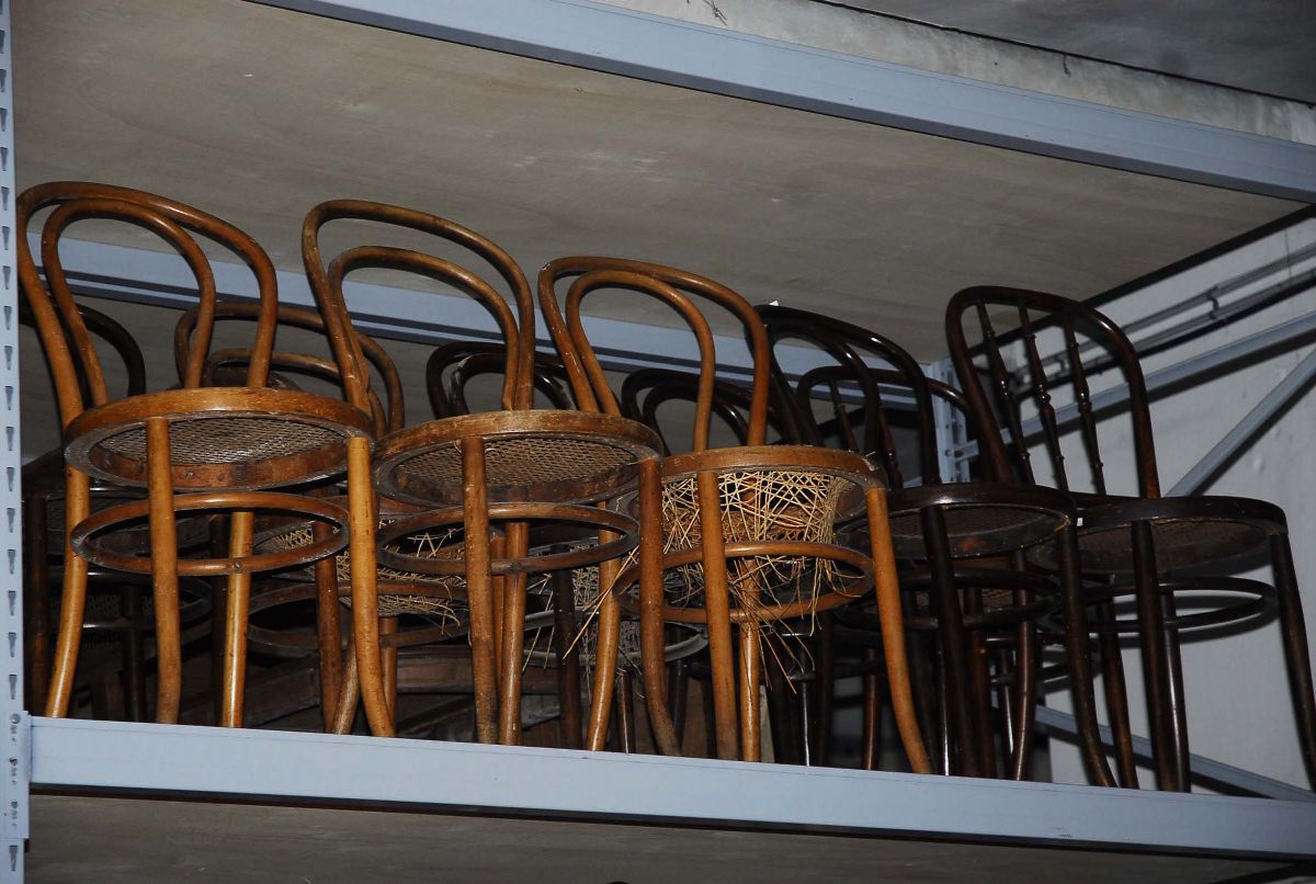 Lotto Misto di Sedie Tipo Thonet e un Divano