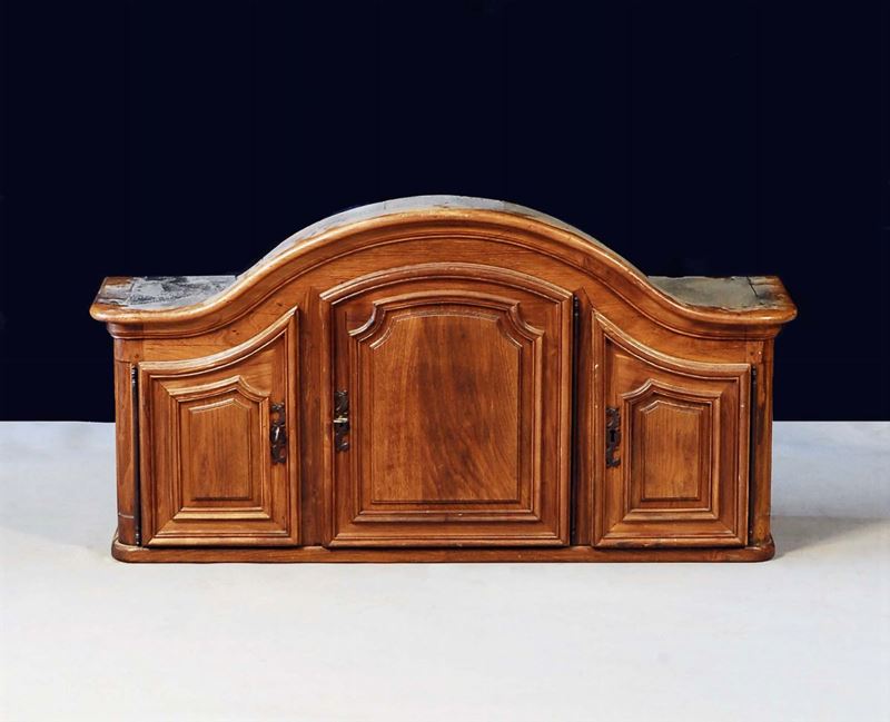 Alzata di credenza a tre ante pannellate, XIX secolo  - Auction Antiquariato, Argenti e Dipinti Antichi - Cambi Casa d'Aste
