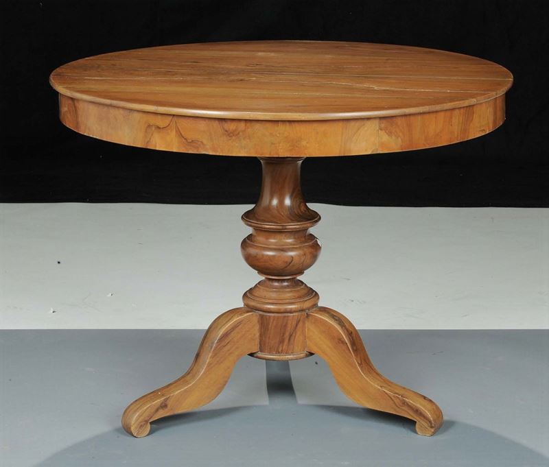 Tavolo rotondo in noce, XX secolo  - Asta Antiquariato e Dipinti Antichi - Cambi Casa d'Aste
