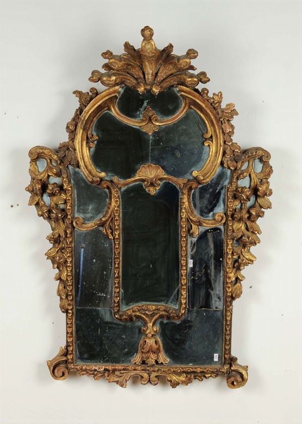 Specchiera Luigi XIV in legno riccamente intagliato e dorato, XVIII secolo