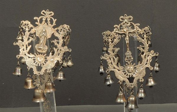 Coppia di ornamenti da culla in argento e metallo argentato, manifattura spagnola, XX secolo