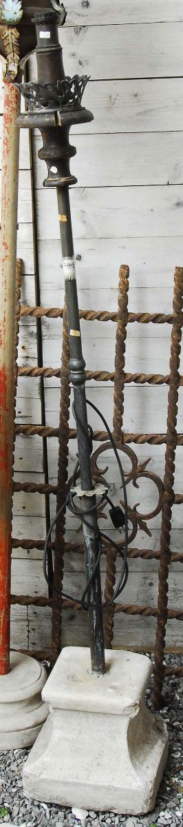 Lume in ferro con capitello in marmo  - Auction Antiquariato, Argenti e Dipinti Antichi - Cambi Casa d'Aste