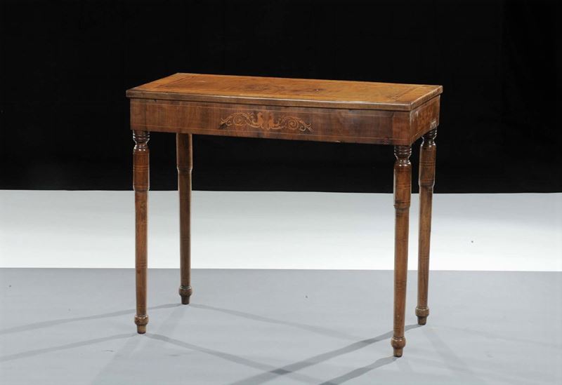 Tavolo da centro in noce interamente filettato con intarsi in legno dolce, Italia centrale prima metˆ XIX secolo  - Asta Antiquariato, Argenti e Dipinti Antichi - Cambi Casa d'Aste