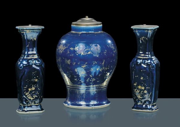 Coppia di vasi ed una potiche in porcellana, Cina inizio XIX secolo