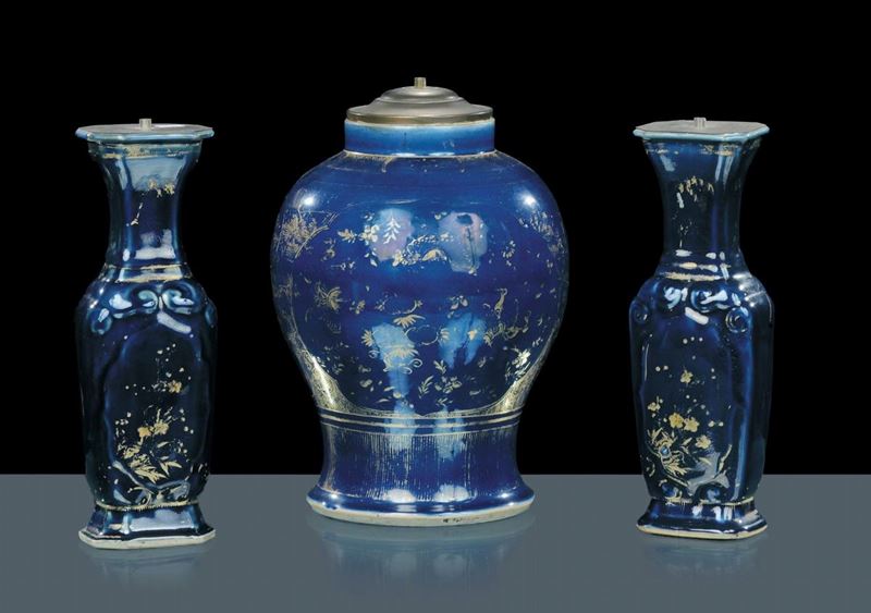 Coppia di vasi ed una potiche in porcellana, Cina inizio XIX secolo  - Asta Antiquariato e Dipinti Antichi - II - Cambi Casa d'Aste