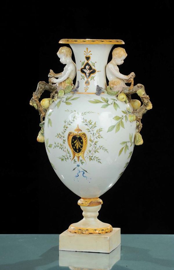Grande vaso in ceramica a fondo bianco, XIX secolo