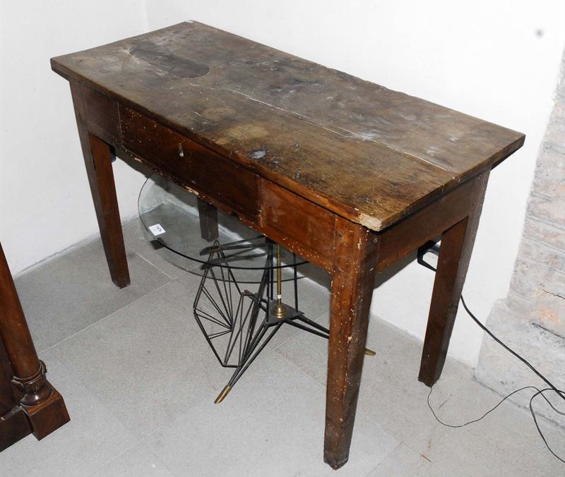 Tavolino rustico in legno di noce a un cassetto  - Auction Time Auction 3-2014 - Cambi Casa d'Aste
