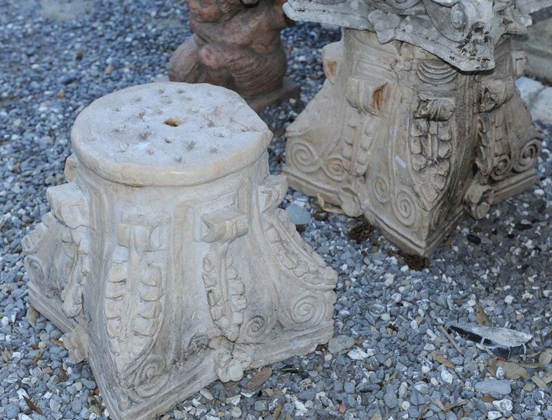Due capitelli uno in marmo e uno in pietra scolpiti  - Asta Antiquariato e Dipinti Antichi - Cambi Casa d'Aste