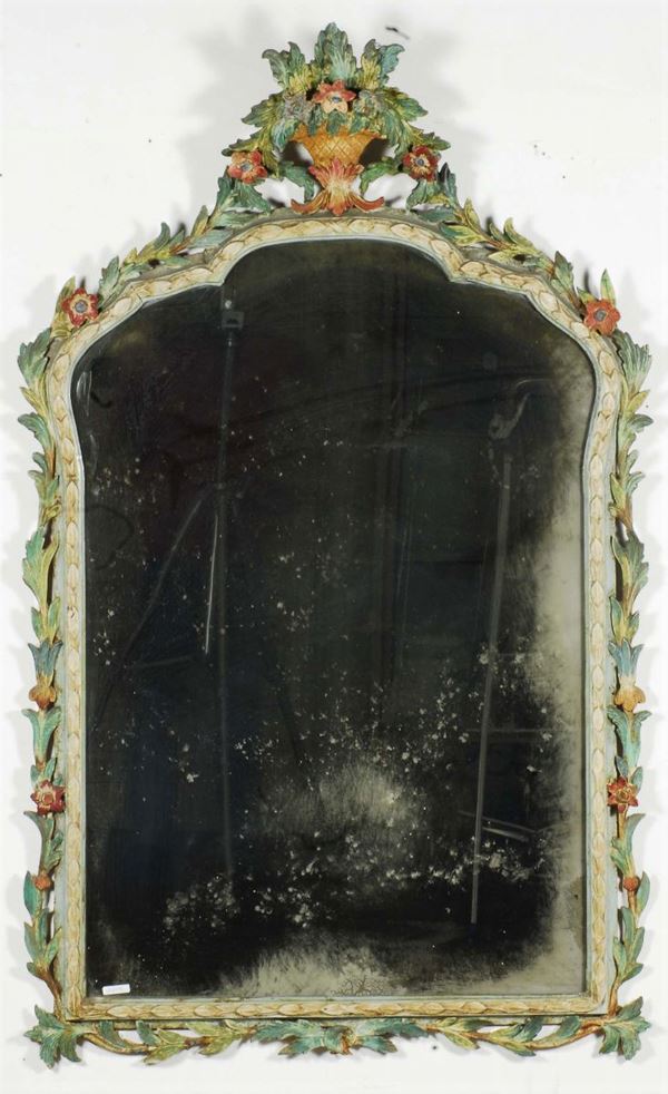 Specchiera in legno intagliato e laccato in policromia, fine XIX secolo