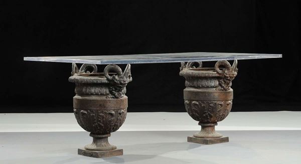 Tavolo basso con base composta da due vasi in ghisa sbalzata, XX secolo