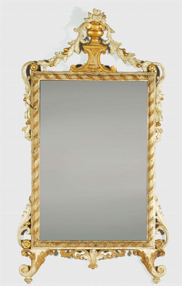 Specchiera Luigi XVI in legno intagliato, laccato e dorato, inizio XIX secolo