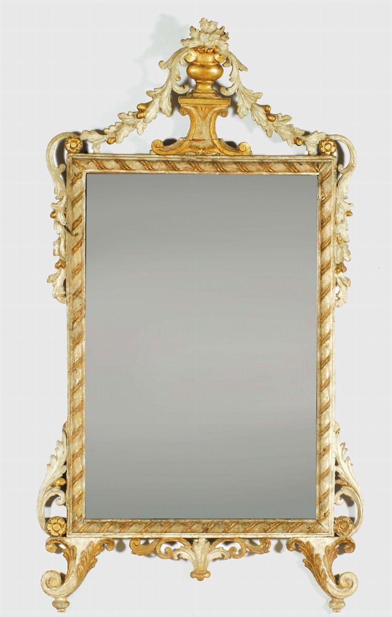Specchiera Luigi XVI in legno intagliato, laccato e dorato, inizio XIX secolo  - Asta Antiquariato, Argenti e Dipinti Antichi - Cambi Casa d'Aste