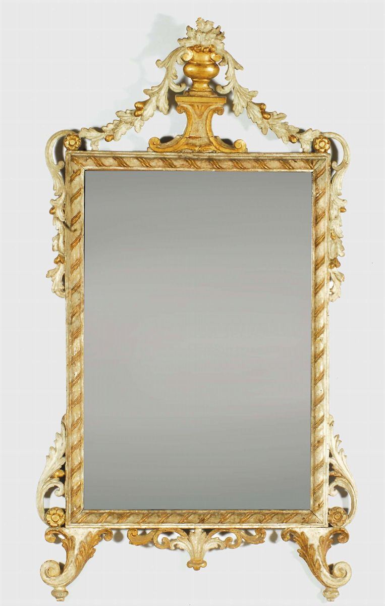 Specchiera Luigi XVI in legno intagliato, laccato e dorato, inizio XIX secolo  - Asta Antiquariato, Argenti e Dipinti Antichi - Cambi Casa d'Aste