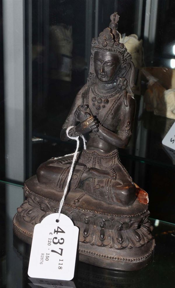 Statuetta in bronzo raffigurante Buddha su doppio fiore di loto, Cina stile dinastia Qing