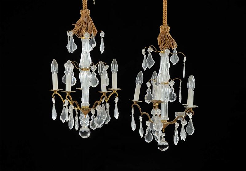 Coppia di piccoli lampadari a cinque luci in bronzo dorato  - Asta Antiquariato Aprile - Cambi Casa d'Aste