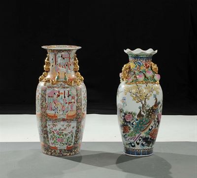 Due Grandi Vasi in Porcellana Decorati in Policromia, Cina XIX Secolo