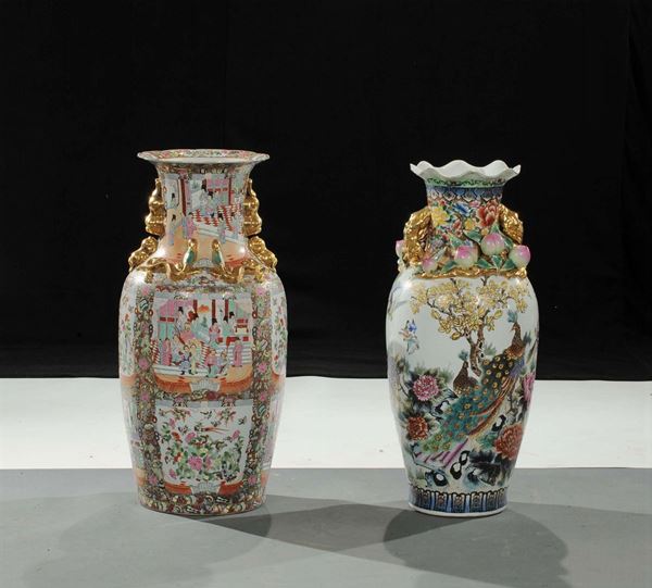 Due grandi vasi in porcellana decorati in policromia, Cina XIX secolo