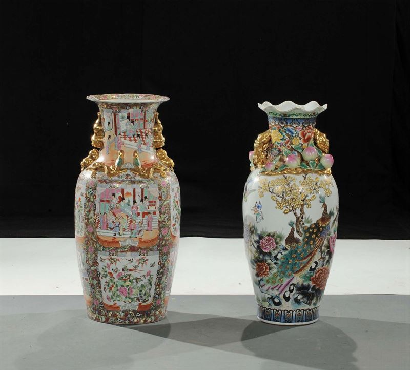 Due grandi vasi in porcellana decorati in policromia, Cina XIX secolo  - Asta Arte Orientale - Cambi Casa d'Aste