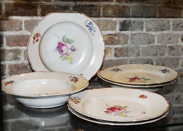 Sei piatti in porcellana decorati in policromia