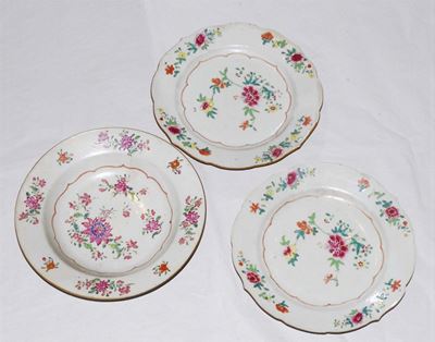 Tre Piatti Diversi in Porcellana, Decoro Famiglia Rosa