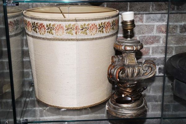 Vasetto in legno intagliato e dorato a mecca