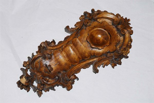 Portaorologio in legno intagliato a volute ed elementi vegetali, Genova fine XVIII secolo