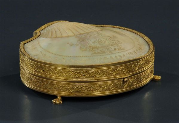 Scatola in madreperla e bronzo dorato