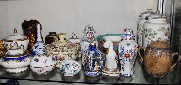 Lotto di porcellane e oggetti in smalto, manifatture diverse, XVIII-XIX secolo
