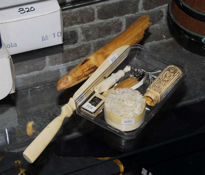Lotto di oggetti in osso e avorio  - Auction OnLine Auction 02-2012 - Cambi Casa d'Aste