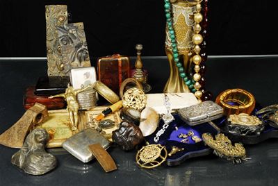 Lotto di Oggetti di Virtù in Materiali, Fogge e Origini Diverse