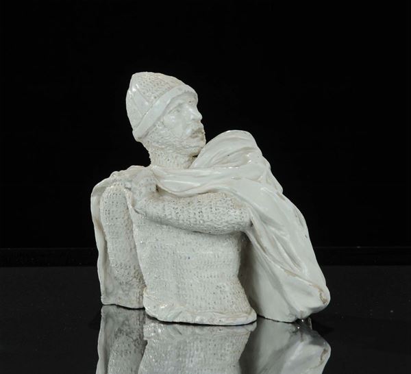 Statuetta raffigurante arciere in porcellana bianca