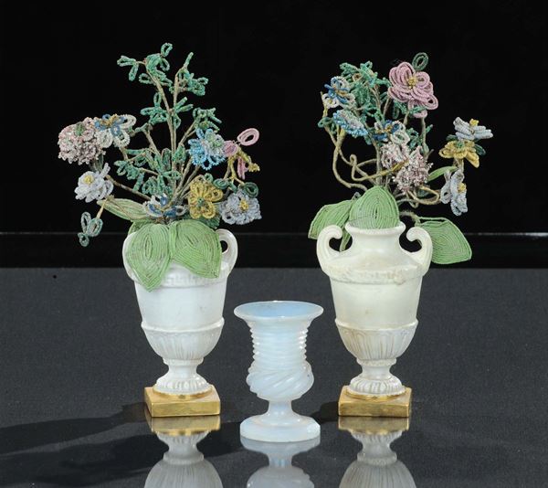 Coppia di piccole anfore in porcellana bianca, Doccia XVIII secolo