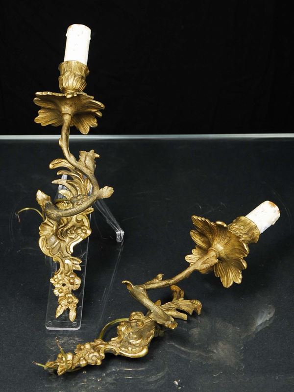 Coppia di appliques in bronzo dorato a una luce, Francia epoca Luigi XV